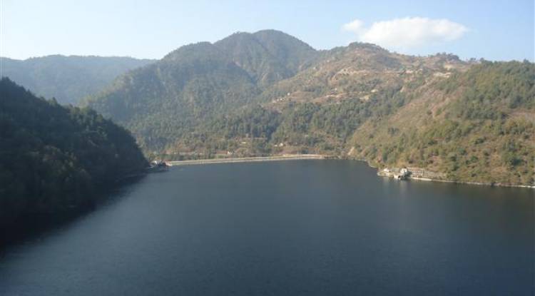 पानी संरक्षण गर्न पोखरी 