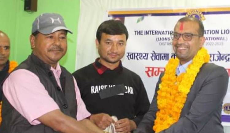 लायन्स क्लब प्युठान द्वारा मानवीय सेवामा हातेमालो गर्ने डा: राजेन्द्र पौडेललाई  सम्मानित 