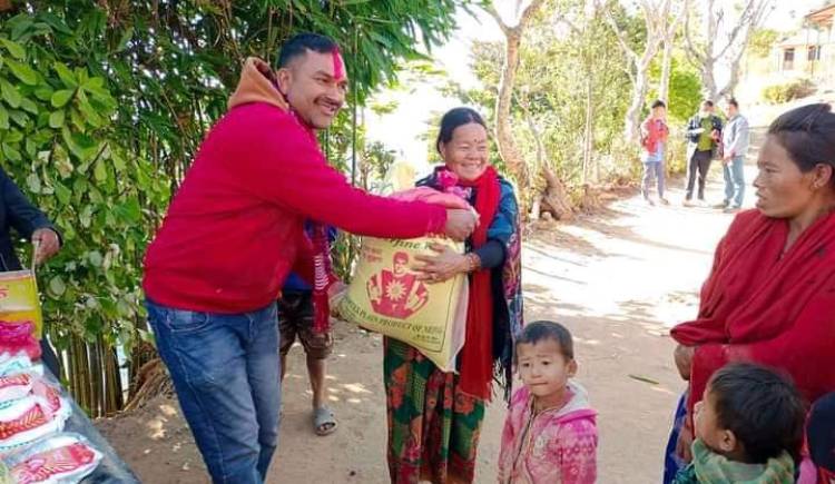 गाउँपालिका उपाध्यक्ष पोख्रेलले मनाए बिपन्न परिबारसँग जन्मदिन