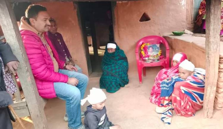 भोकभोकै कृयापुत्री: जनप्रतिनिधि पोख्रेलको पहलमा मृतक सामत परिबार लाई आर्थिक संकलन हुँदै 