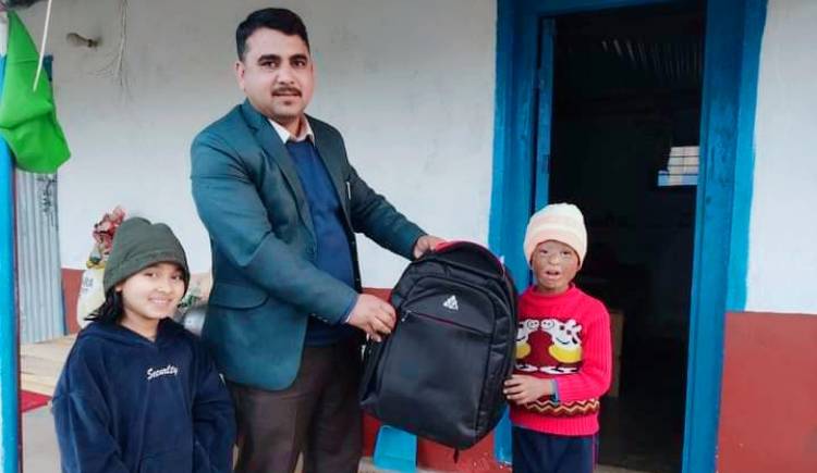 अशक्त बिध्यार्थिलाई शैक्षिक सामाग्री र नगद दिएर बिध्यार्थी नेता शर्माले मनाए जन्मदिन