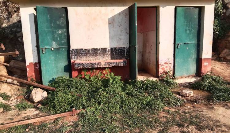 सरकारी कार्यालय नजिकै का सार्वजनिक शौचालय प्रयोगविहिन