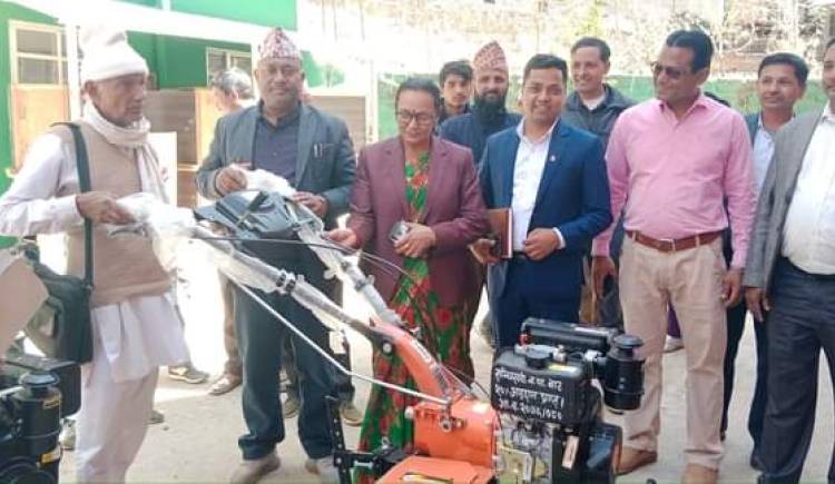 सन्धिखर्क नगरपालिका द्वारा व्यवसायीक किसानलाई प्रबिधि  बितरण 