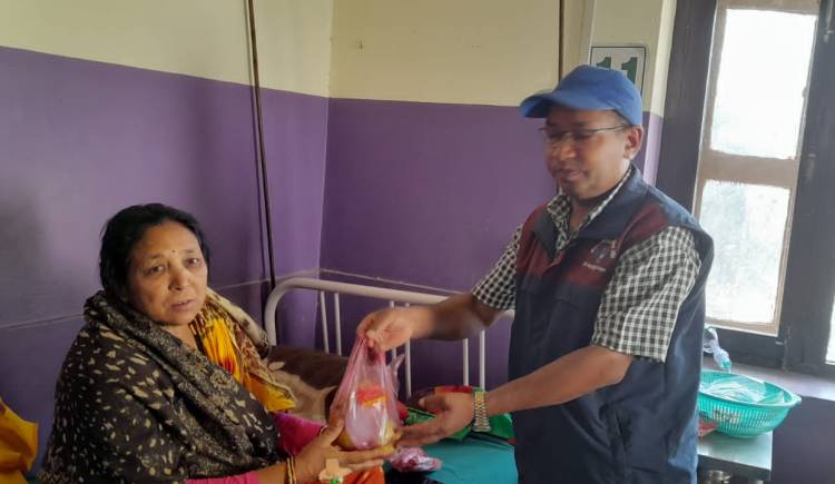 पेशागत महासंघ नेपालको २८ औं स्थापना दिवश : जिल्ला अस्पताल प्युठानका बिरामी लाई फलफुल 