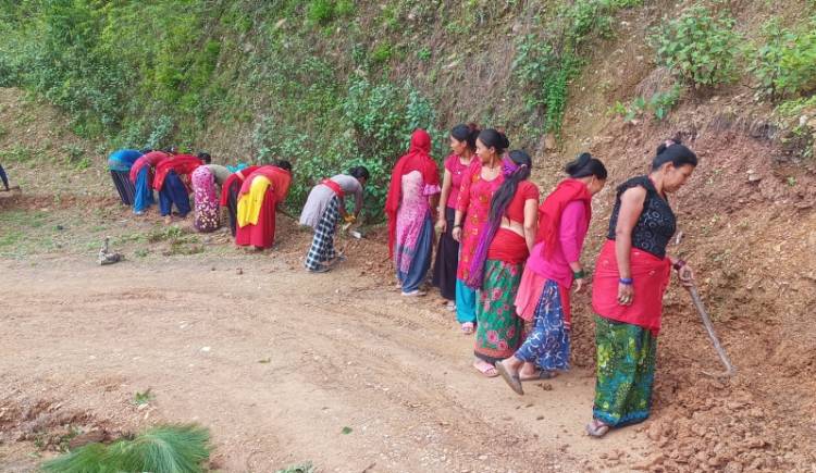 मल्लरानी-३ का वडा अध्यक्ष पौडेलको नयाँ नयाँ आयाम बाटो मर्मतमा आफै खटिए