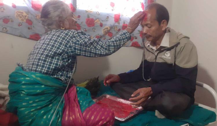 टीका थाप्न अस्पताल आफन्त पुगे पछि मिरामी बृद्ध आमाको चेहरा खुशी 