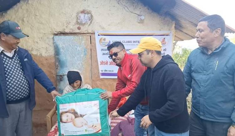 जन्मदिनको अवसरमा युवा ब्यबसायी अर्जुनले गरे एकल महिलालाई न्यानो कपडा सहयोग