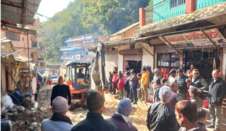 बाग्दुला बजारको अतिक्रमित सडक पेटी खाली गराइँदै,एक्सनमा उत्रियो प्यूठान नगरपालिका