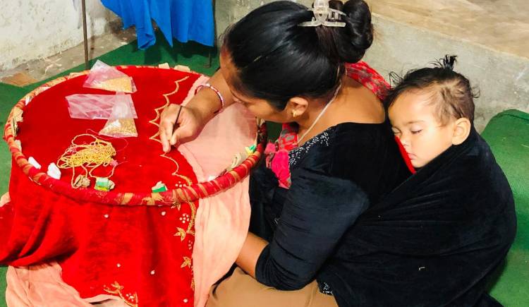 तिला पुन मगर : बच्चा बोकेर सीप सिक्दै,भविष्य कोर्ने साहसिक आमा