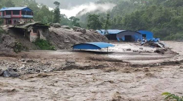 बाह्रबिसेमा बाढीको बितण्डा : दर्जनौँ घर बगे, दर्जनौँ बेपत्ता