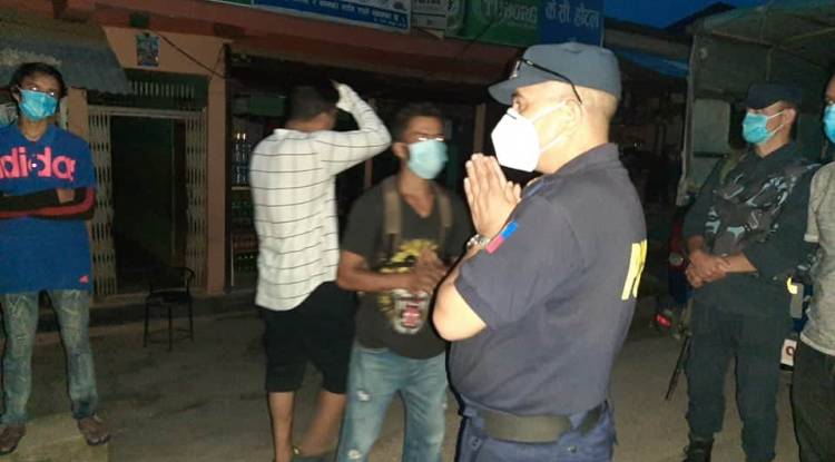 मास्क नलगाई हिड्नेलाई सम्झाउदै  डिएसपी कार्की