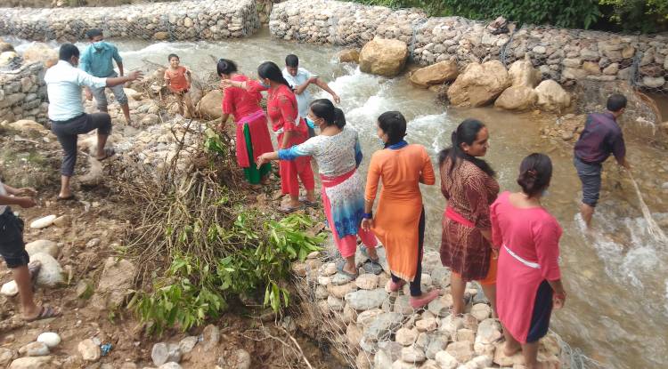 बिध्यालयका शिक्षकहर खोलामा झरेपछि (तस्बिर सहित)