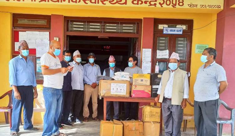 युवा ब्यबसायी मनोज श्रेष्ठको पहलमा स्वास्थ्य सामाग्री प्रदान