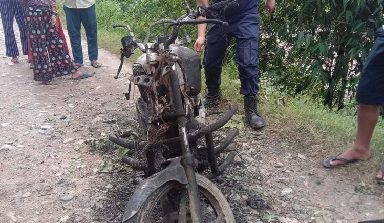 गुडिरहेको मोटरसाइकलमा अचानक आगलागी,भागेर बाँचे मरन्ठानाका रबिन्द्र