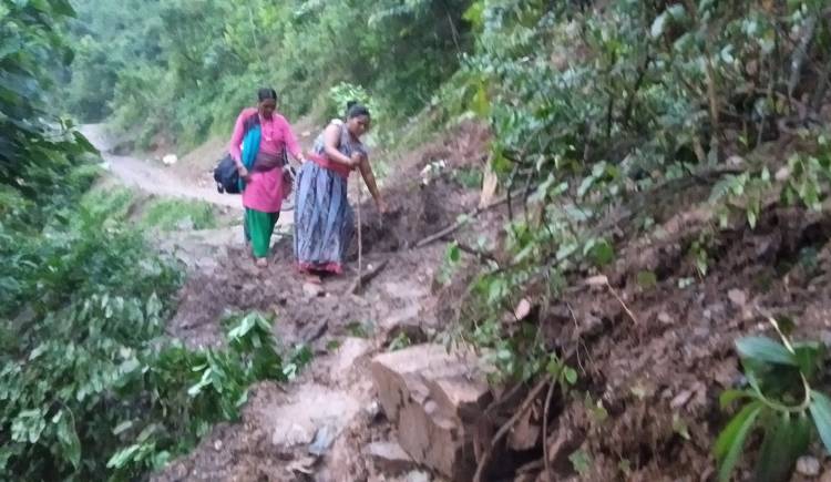 पहिरोले ग्रामीण सडक अबरुद्ध : मर्मत तर्फ स्थानीय सरकारले ध्यानै नदिएको नागरिकको गुनासो 