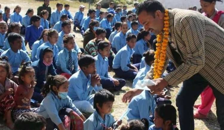 कोरोना चिन्ता:नेता पोख्रेलले थाले घर-घर र बिध्यालयमा माक्स बितरण अभियान