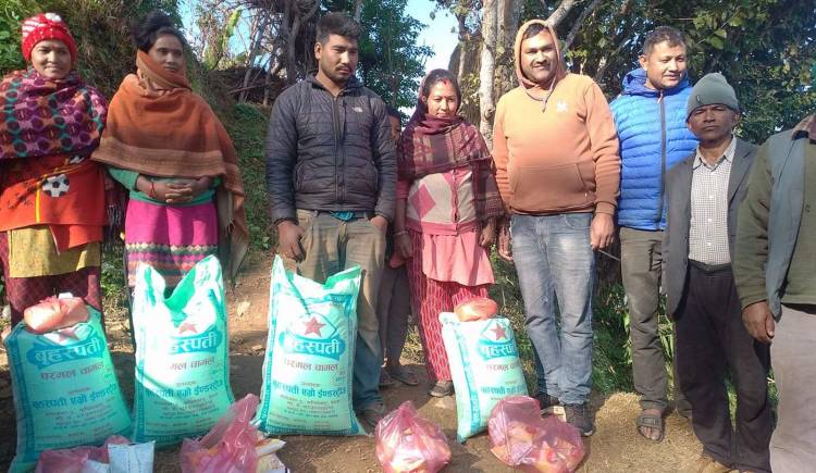 बिपन्नलाई खाद्यान्न बाँडी युवा नेता पोख्रेलले मनाए जन्मदिन (फोटो सहित )