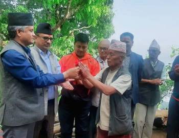 गाउँ नै सिंगो एमालेमा प्रवेश,सुर्य थापाले गरे गुलाफको फुलले स्वागत 