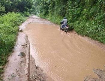 वर्षातमा हिलाम्मे र हिंउदमा धुलाम्मे सडक,यस्तै छ प्युठानमा सडकको दुरदशा.....