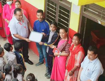 ग्लोबल आइएमई बैंक प्युठान द्वारा विपन्न विद्यार्थीलाई छात्रवृत्ति प्रदान