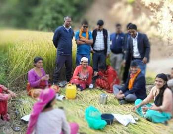 भोट माग्न खेतमै पुगे सुर्य थापा : स्वच्छ छविकाे उमेदवार पाएकाे भन्दै स्थानीयमा उत्साह