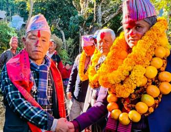 सूर्य थापालाई शुन्तलाको मालाले स्वागत,निर्वाचित भएपछि गाउँमै पुग्दा मतदाता खुशी 