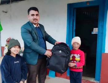 अशक्त बिध्यार्थिलाई शैक्षिक सामाग्री र नगद दिएर बिध्यार्थी नेता शर्माले मनाए जन्मदिन