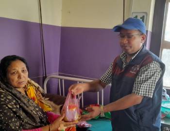 पेशागत महासंघ नेपालको २८ औं स्थापना दिवश : जिल्ला अस्पताल प्युठानका बिरामी लाई फलफुल 
