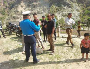 प्युठानमा सडक सचेतना जगाउँदै ट्राफिक प्रहरी 