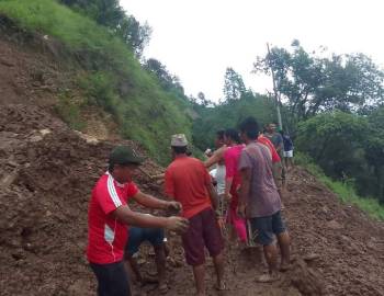 जनतासँगै श्रमदानमा खटिँदै वडा अध्यक्ष पुन
