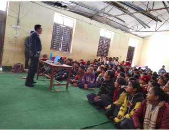 जनचेतना अभिबृदिका लागि बिध्यार्थी पढाउदै प्रहरी नायब उपरीक्षक इश्वर थापा