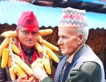 ८१ वर्षे मतदाताको माया : सूर्य थापालाई मकैको माला 