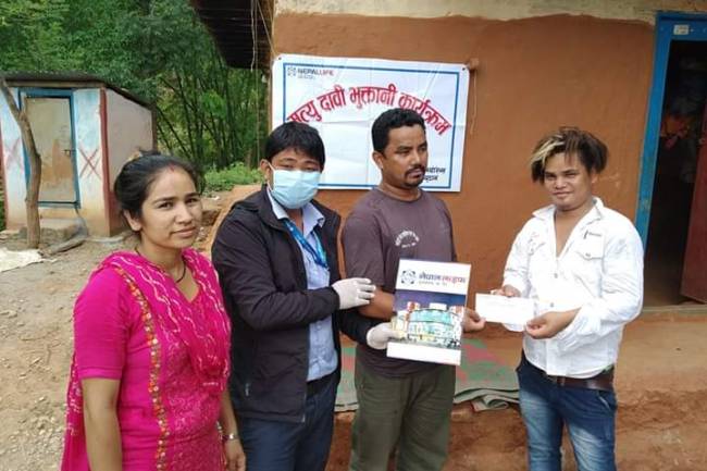 ५ दिनमै मृत्यु दाबी बापत नेपाल लाइफले गर्यो १ लाख ३८ हजारको भुक्तानि