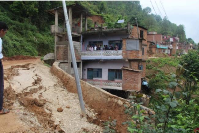 पहिरोले सदरमुकामै ७ वटा पक्की घर जोखिममा