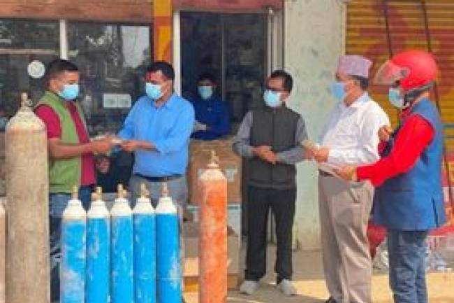 जन्मदिनमा २२ वटा अक्सिजन सिलिण्डर सहयोग