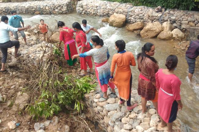 बिध्यालयका शिक्षकहर खोलामा झरेपछि (तस्बिर सहित)