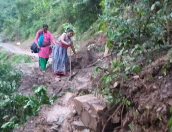 पहिरोले ग्रामीण सडक अबरुद्ध : मर्मत तर्फ स्थानीय सरकारले ध्यानै नदिएको नागरिकको गुनासो 