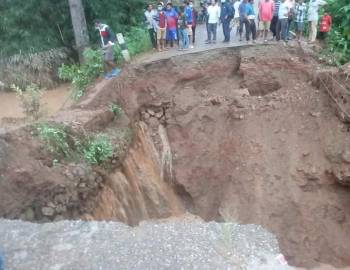 सडक डिभिजनकै चरम लापरबाहीले सडक अवरुद्ध  भालुबाङ्ग रोल्पा सडक खण्ड अन्तर्गत गोठीबाङ्गमा पहिरो 