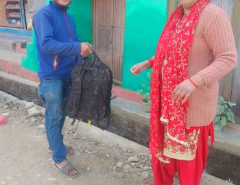 एक युवाले गरे इमान्दारिताको नमूना कार्य :नगदसहित भेट्टाएको झोला फिर्ता 